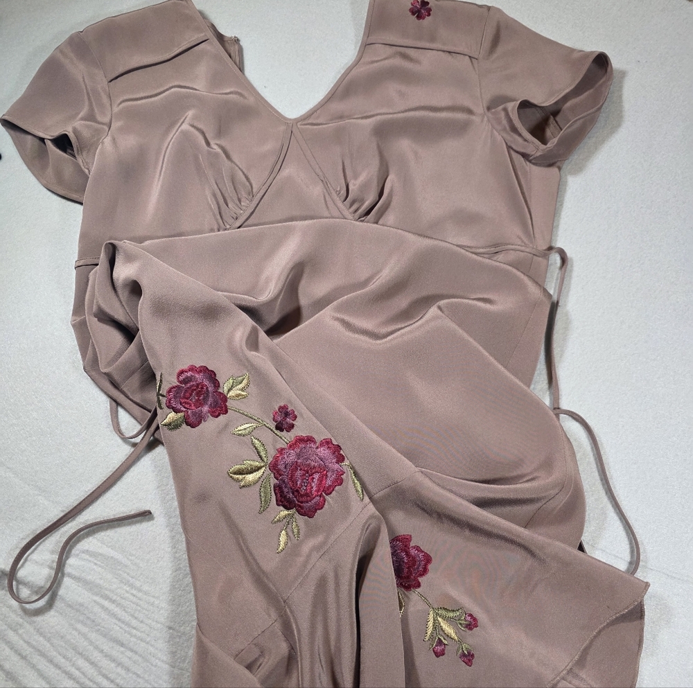 Sundance 100% Lavender Silk Dress with Embrodery Roses Sz.12.Slinky Satin Feel